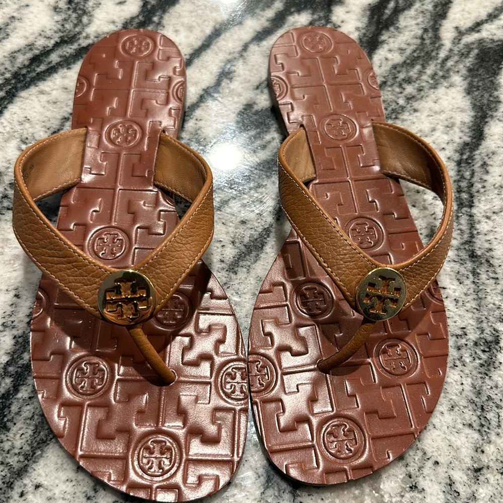 TORY BURCH tan thong sandal